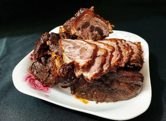 自贡火边子牛肉香飘三百年 非遗技艺焕新传承铸就舌尖传奇